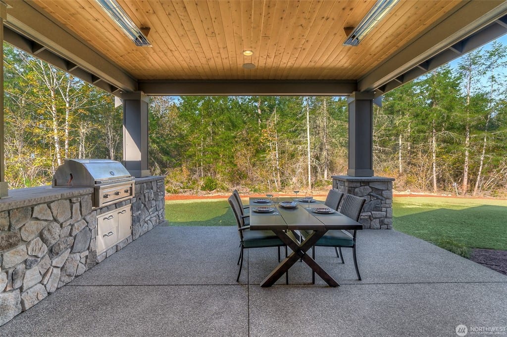 Squak Mountain Residence in Issaquah, gallery image 15