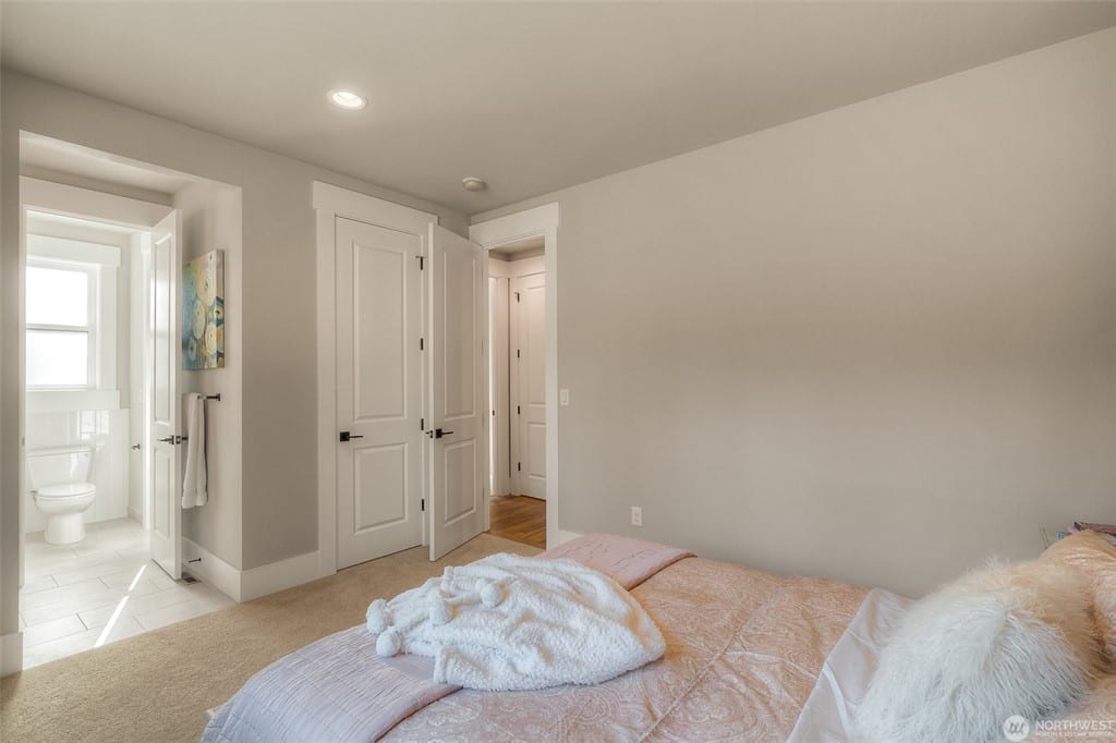 Squak Mountain Residence in Issaquah, gallery image 30