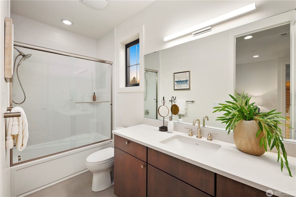 Valley Retreat in Maple Valley, gallery image 30