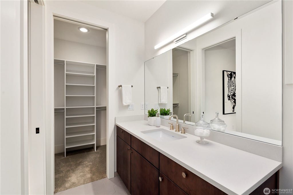 Valley Retreat in Maple Valley, gallery image 32